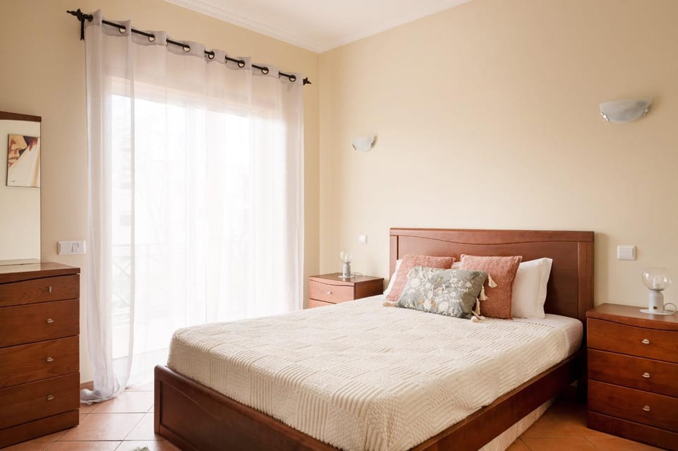 Central Albufeira Stay | Balcony & AC Apartment in Albufeira