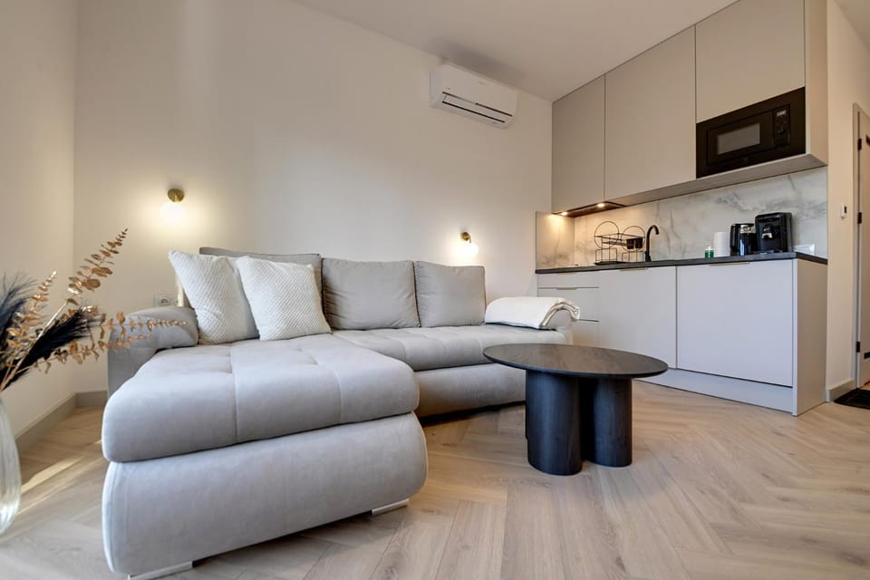Kitchen or kitchenette, Seating area