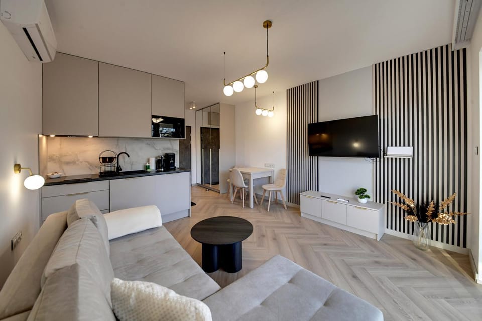 TV and multimedia, Kitchen or kitchenette, Seating area