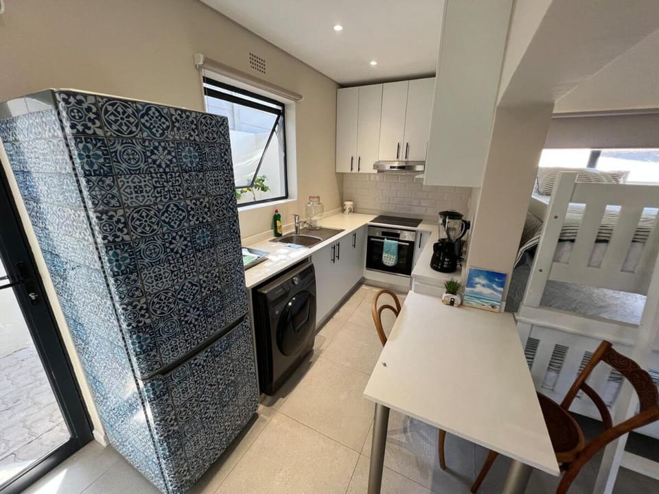 Coffee/tea facilities, Kitchen or kitchenette, Dining area, dishwasher, oven, stove, toaster