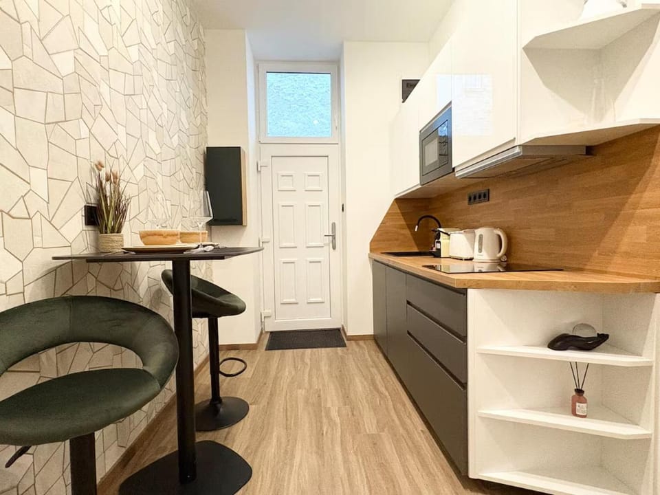 Easy City Access Dohány Street Home for 4 by NW Apartment in Budapest
