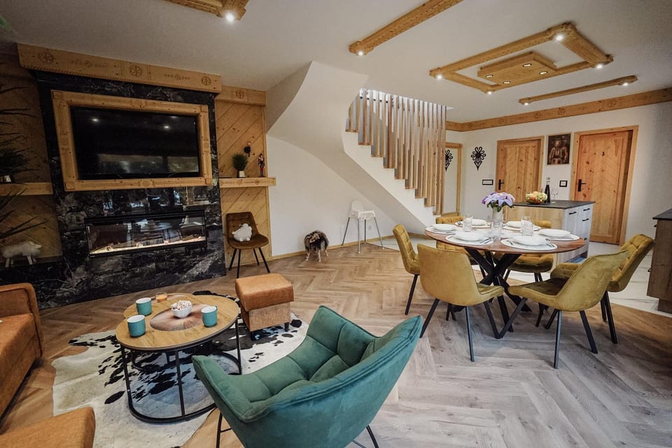 TV and multimedia, Living room, Seating area, Dining area