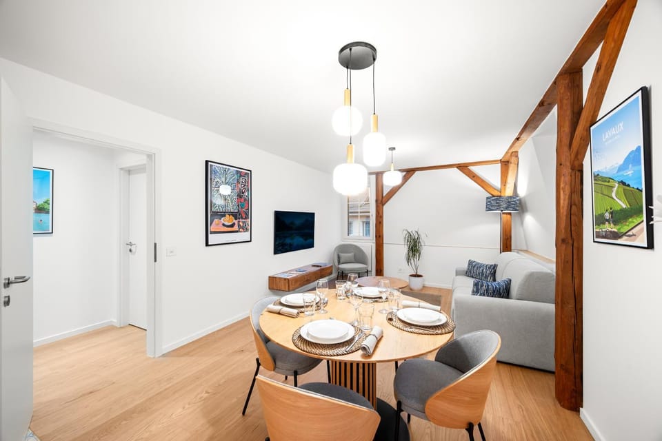 Communal lounge/ TV room, TV and multimedia, Living room, Seating area, Dining area, Evening entertainment