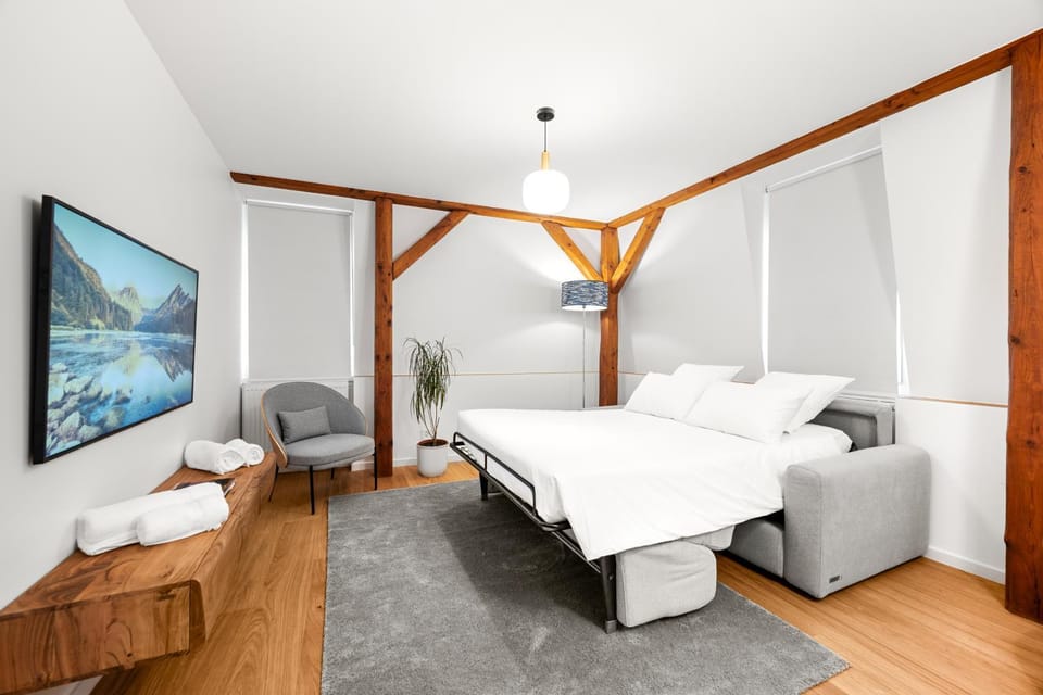 Bed, TV and multimedia, Living room, Photo of the whole room, Seating area, Bedroom