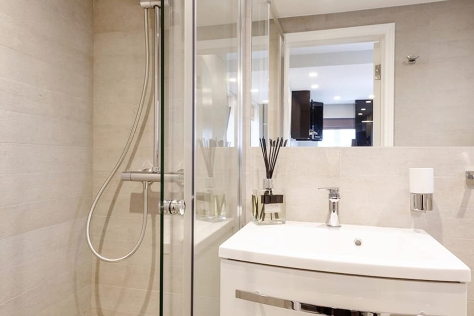 Perfect stay in a nice studio-5min West Hampstead Apartment in London Borough of Camden