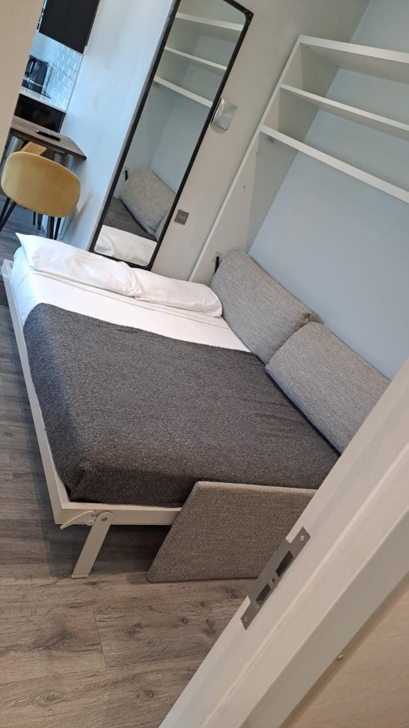 Perfect stay in a nice studio-5min West Hampstead Apartment in London Borough of Camden