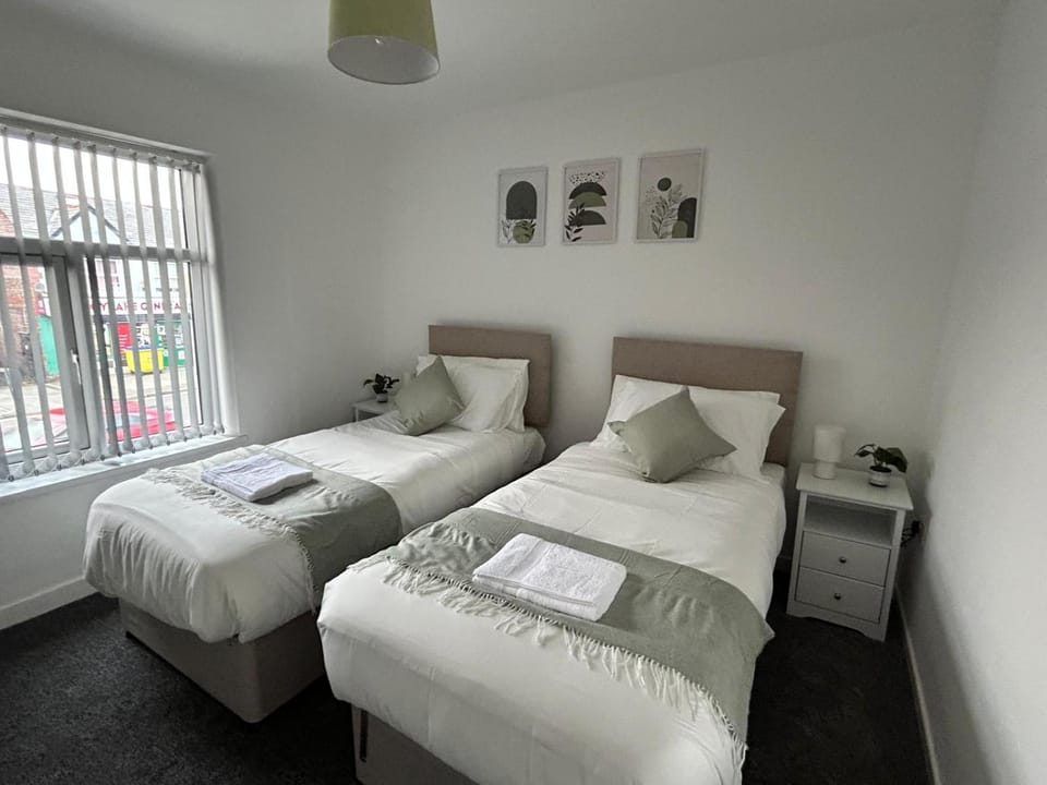 Contractors, Discounts, Free Parking, 4 BR, Sleep7 House in Wirral
