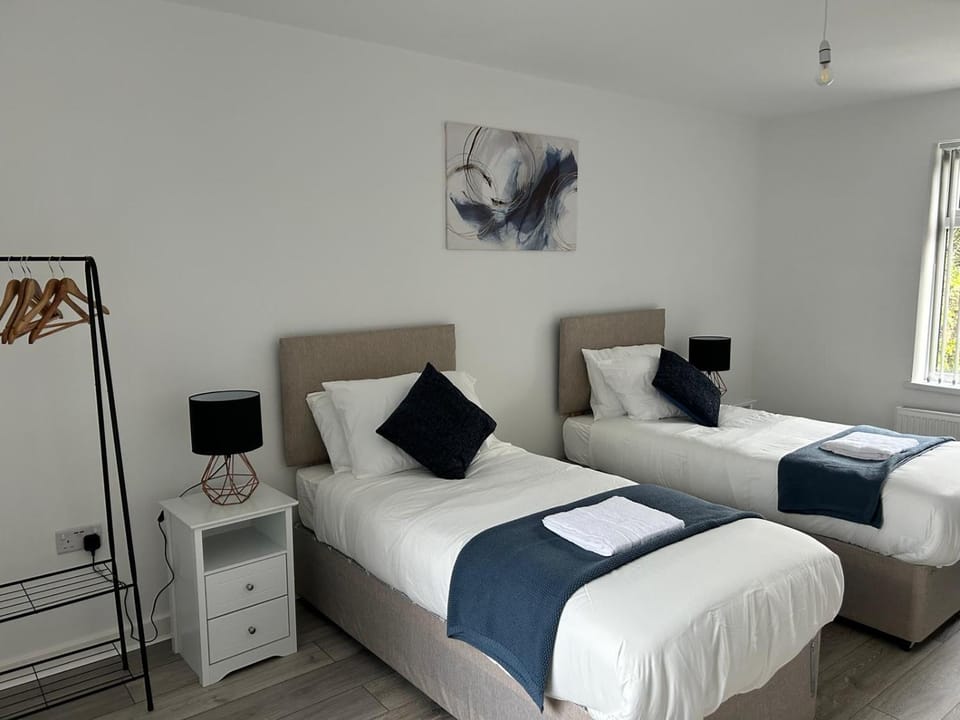 Contractors, Discounts, Free Parking, 4 BR, Sleep7 House in Wirral