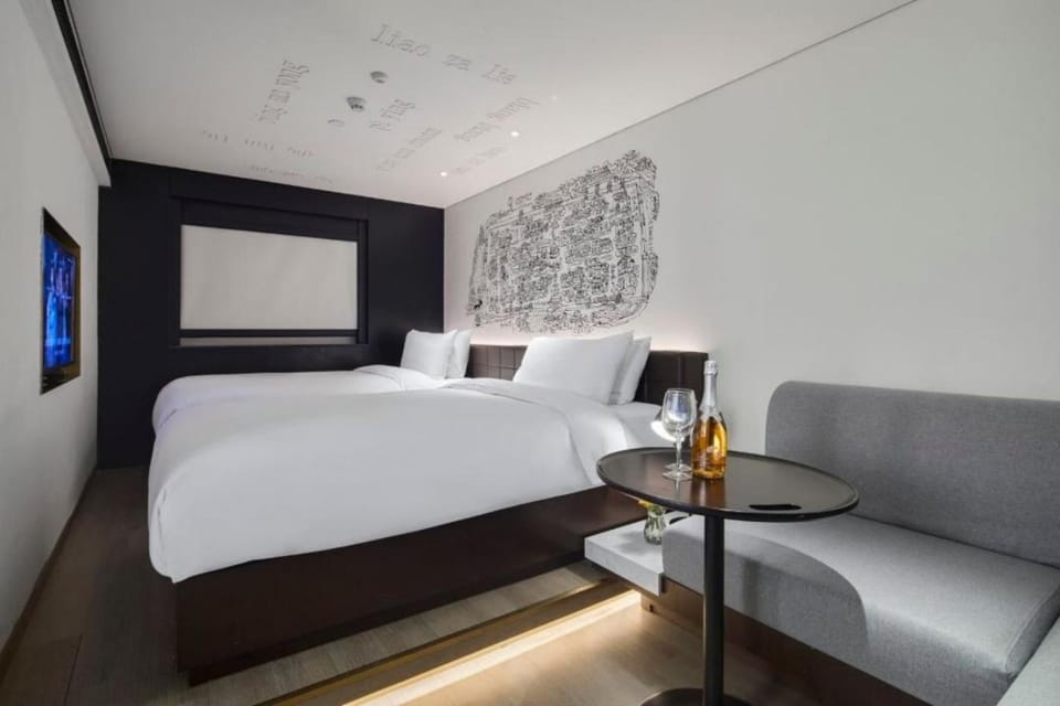 Bed, Photo of the whole room, Seating area