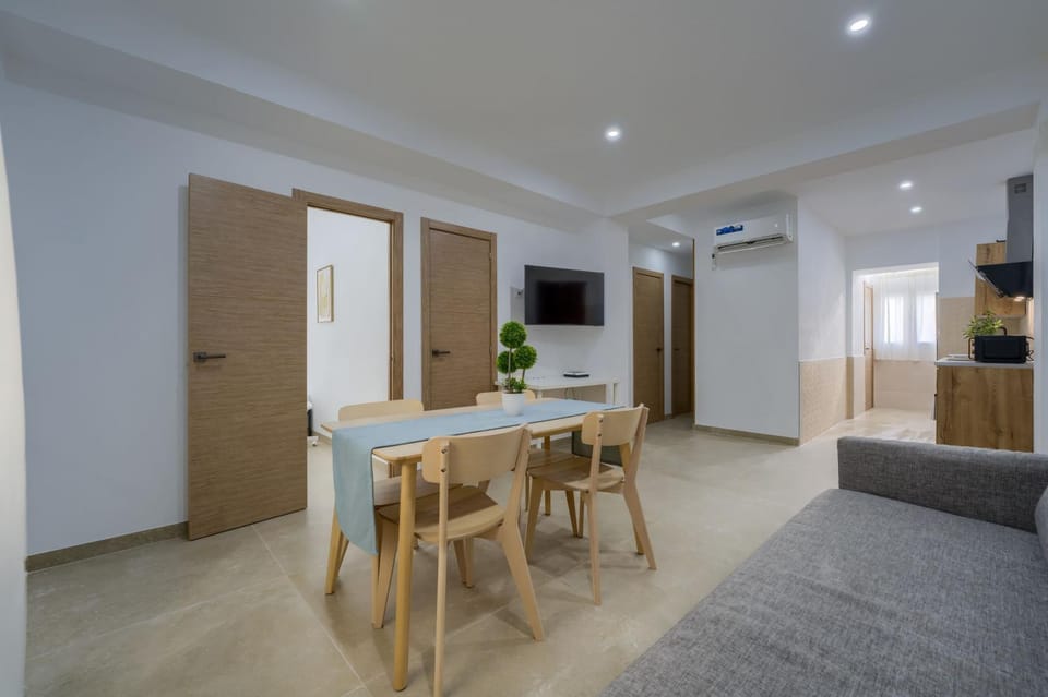 TV and multimedia, Living room, Lounge or bar, air conditioner