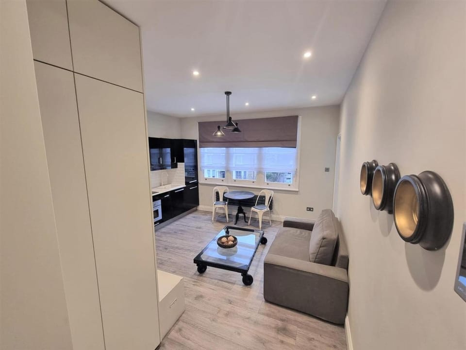 Your apartment for holiday only 5 minutes to tube. Apartment in London Borough of Camden