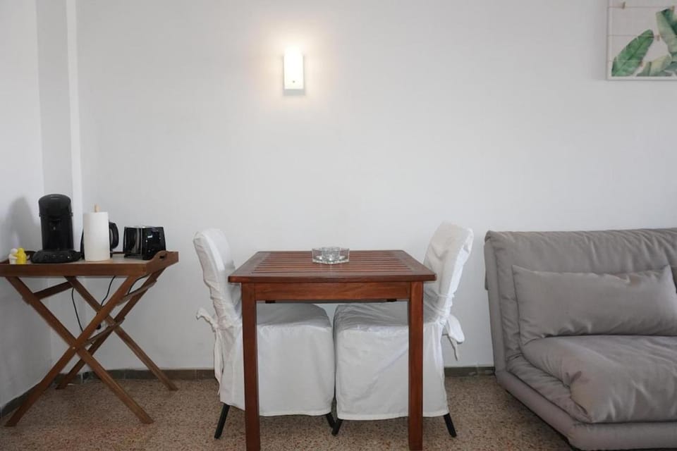 Coffee/tea facilities, Living room, Seating area, Dining area