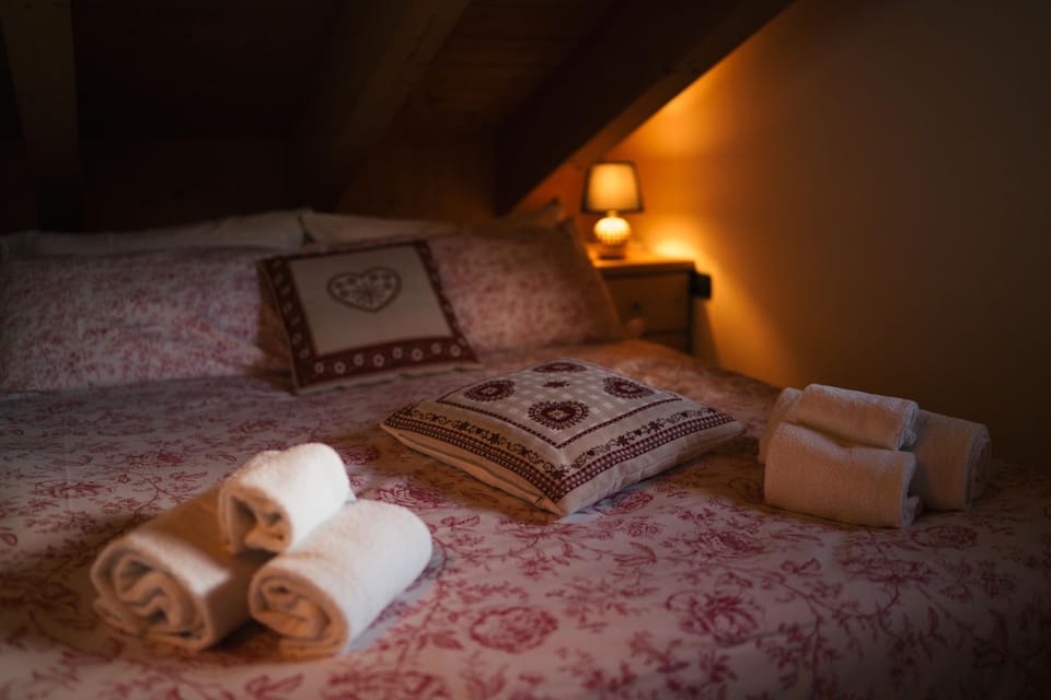 Bed, Decorative detail, Bedroom, towels