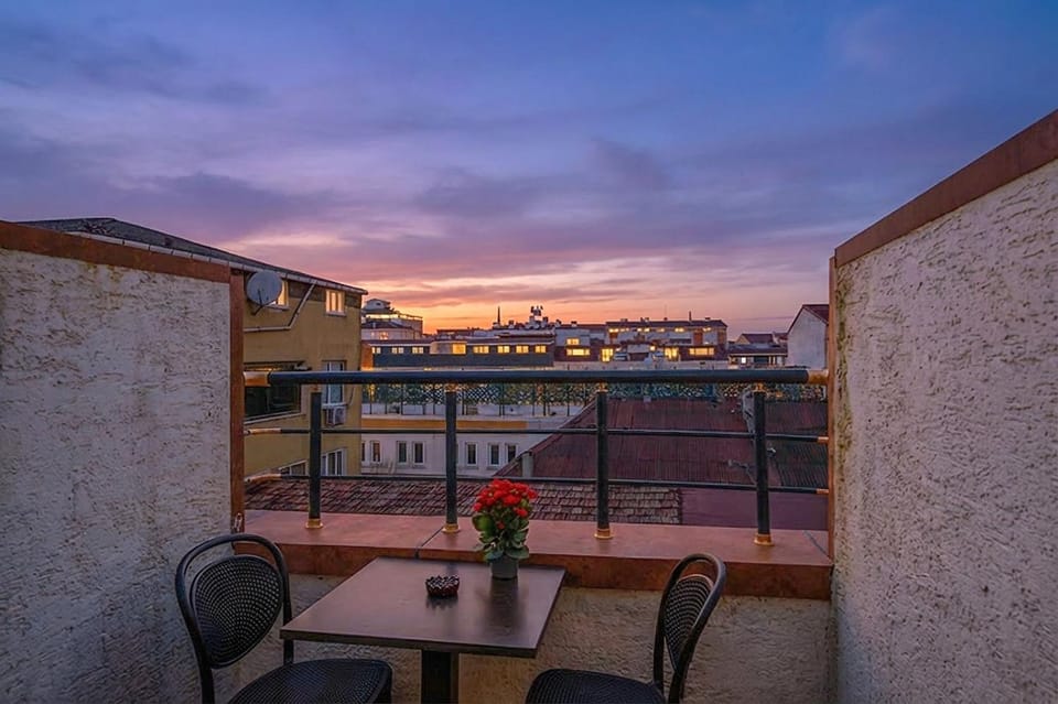 Natural landscape, Balcony/Terrace, Seating area, City view