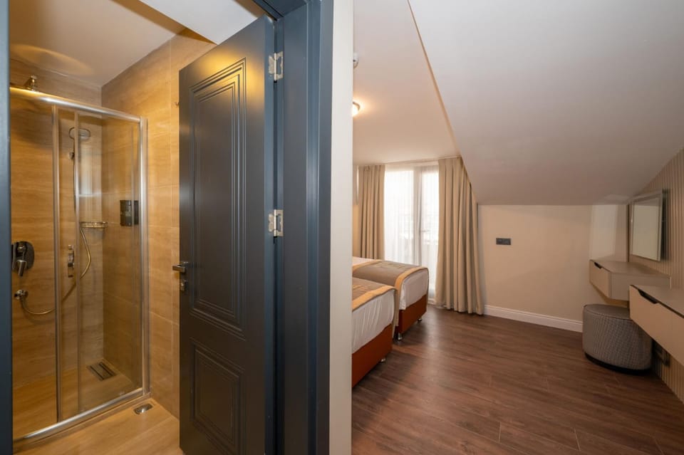 Bed, Bathroom, Photo of the whole room