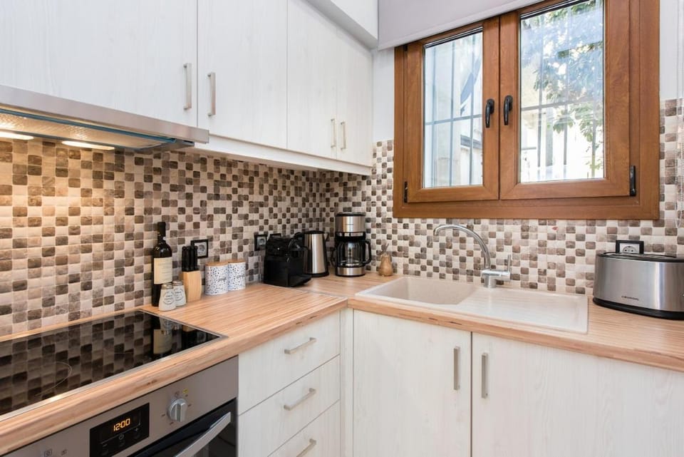 Coffee/tea facilities, Kitchen or kitchenette, stove, toaster