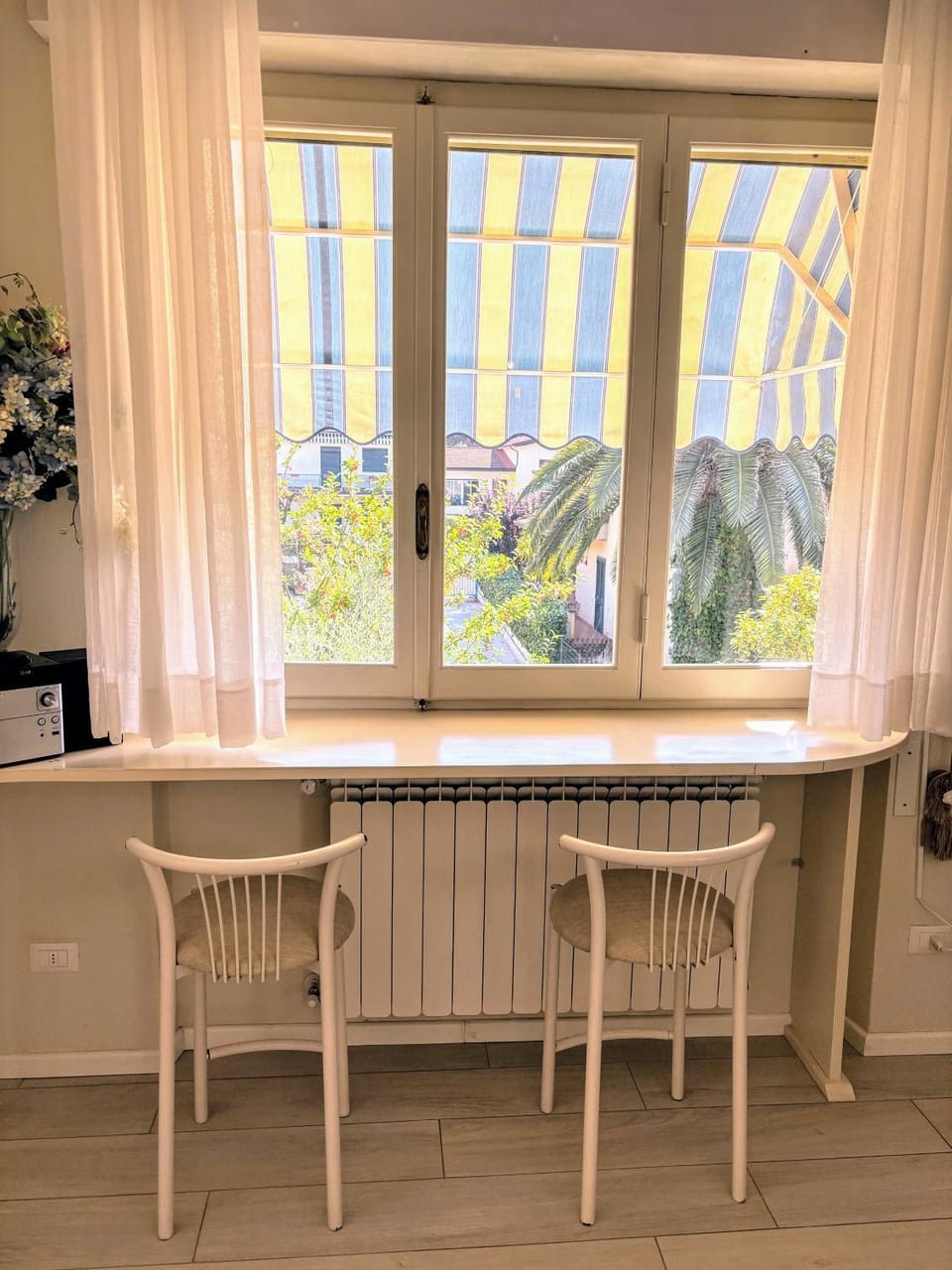 Dining area, internet