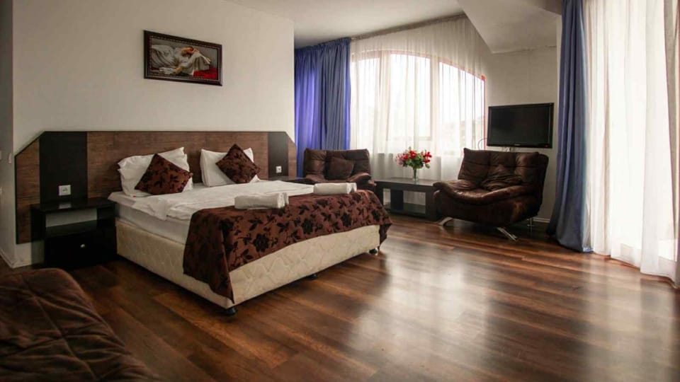 Communal lounge/ TV room, TV and multimedia, Living room, Photo of the whole room, Seating area, Bedroom