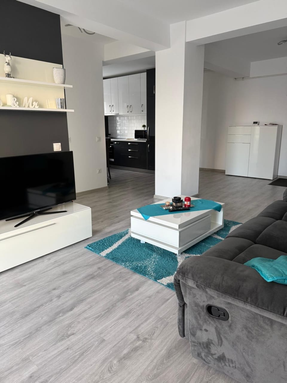 Communal lounge/ TV room, TV and multimedia, Living room, Seating area, Evening entertainment