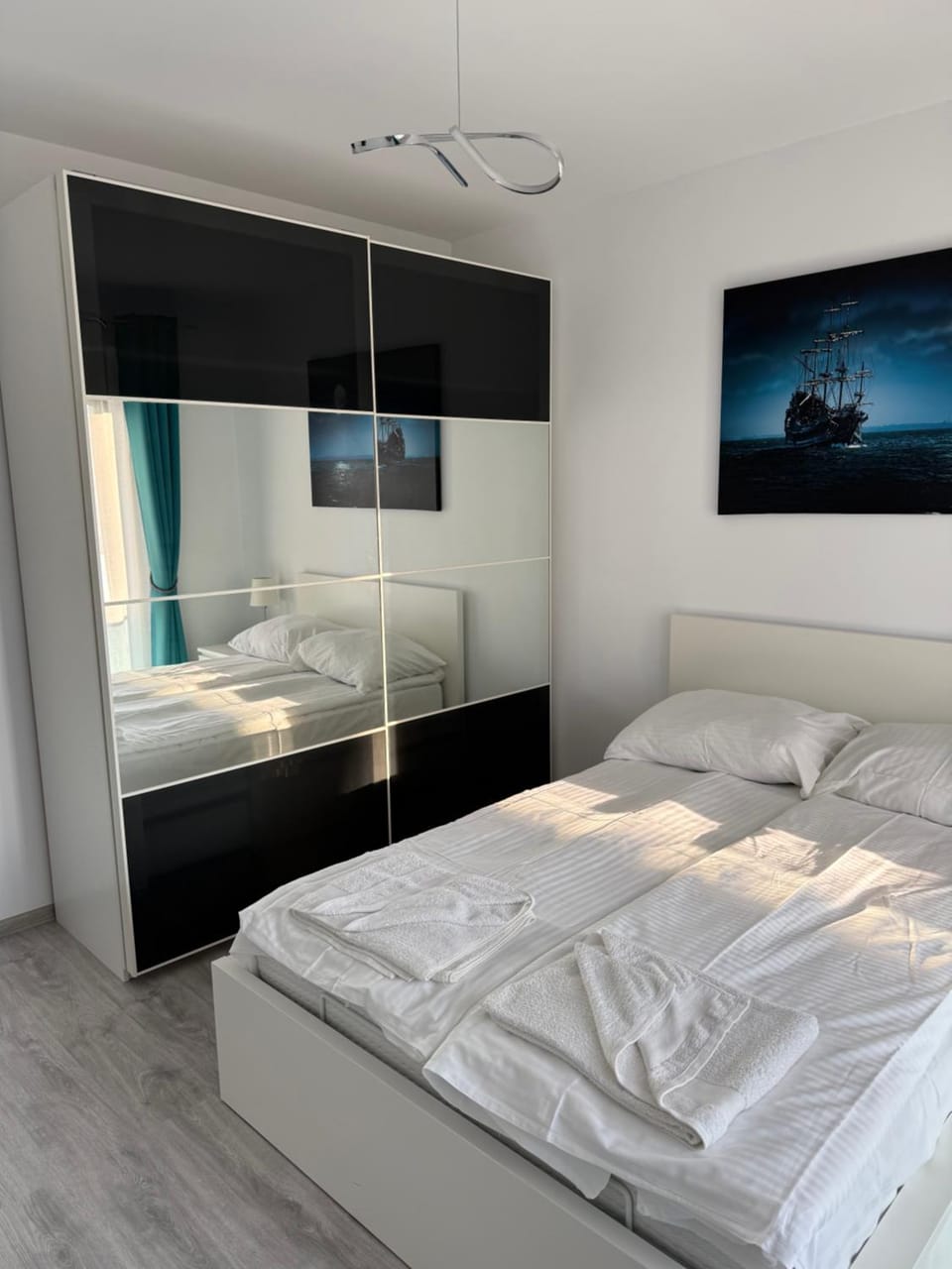 Bed, Photo of the whole room, Bedroom, towels