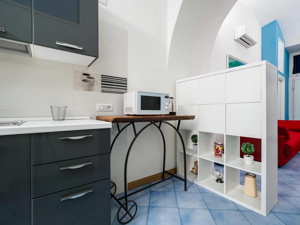 microwave, kitchen