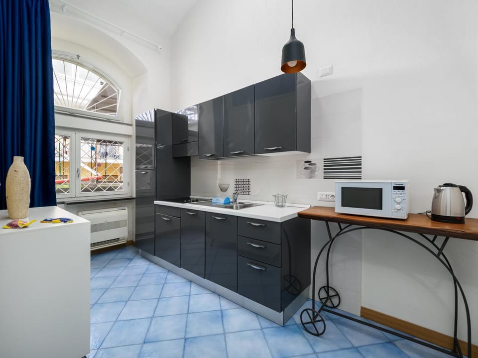 Coffee/tea facilities, microwave, kitchen