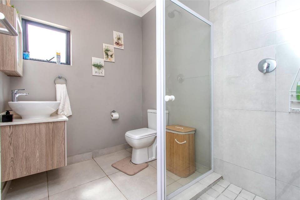 Shower, Toilet, Bathroom, bidet, towels