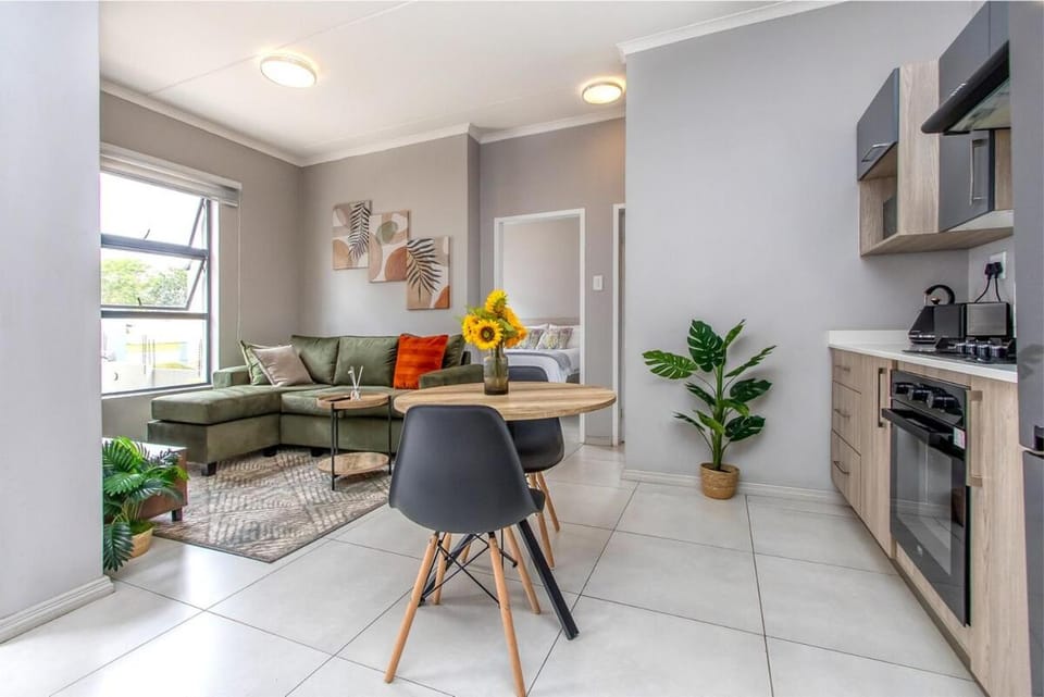 Kitchen or kitchenette, Living room, Seating area, Dining area, oven, stove