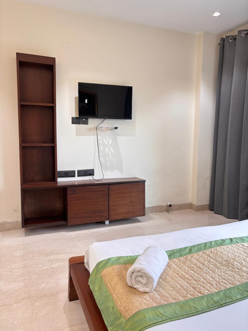 Bed, TV and multimedia, Bedroom