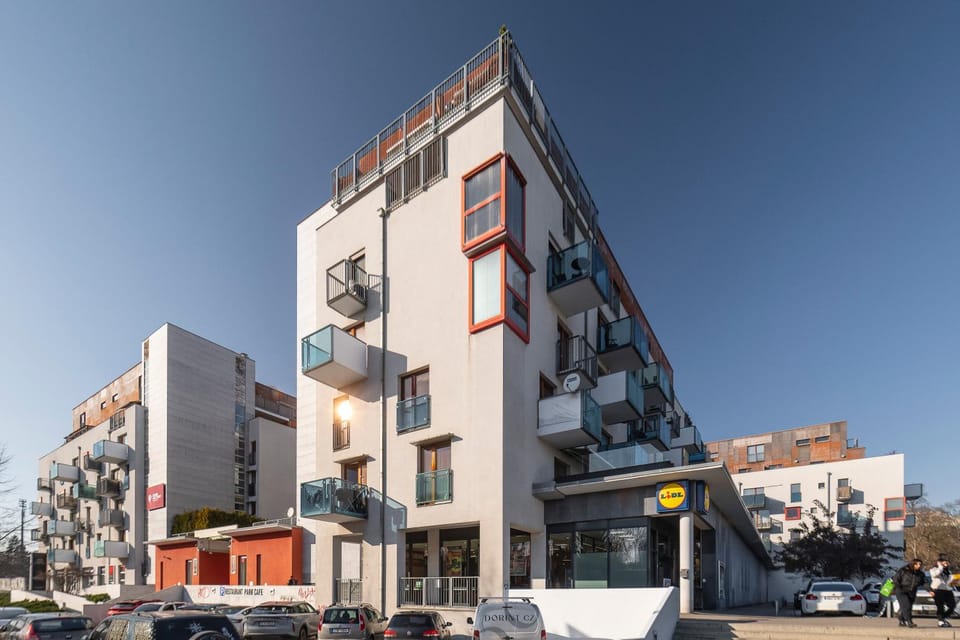 Property building, Day, Neighbourhood, City view, Street view, Location, Parking