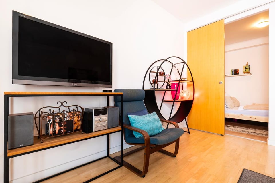 Communal lounge/ TV room, TV and multimedia, Living room, Seating area, Evening entertainment