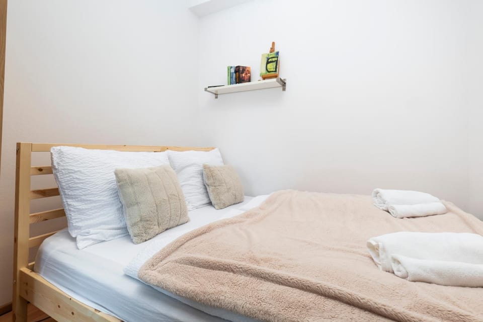 Bed, Photo of the whole room, Bedroom, towels