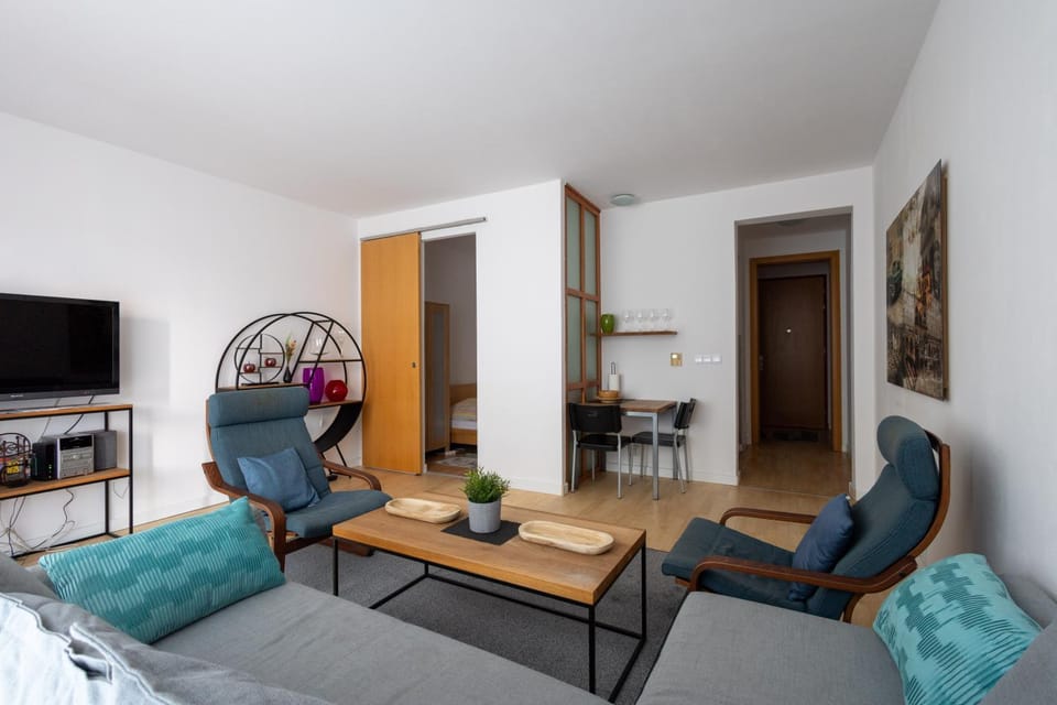 Communal lounge/ TV room, TV and multimedia, Living room, Seating area, Dining area