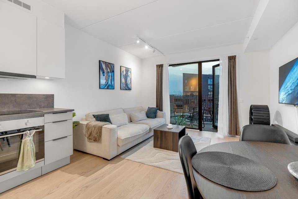 TV and multimedia, Kitchen or kitchenette, Living room, Seating area, Dining area