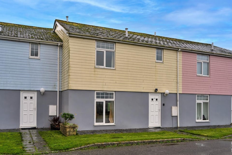 Property building, Off site, Day, Neighbourhood, Street view