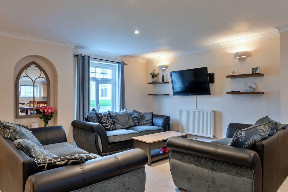 Communal lounge/ TV room, Living room