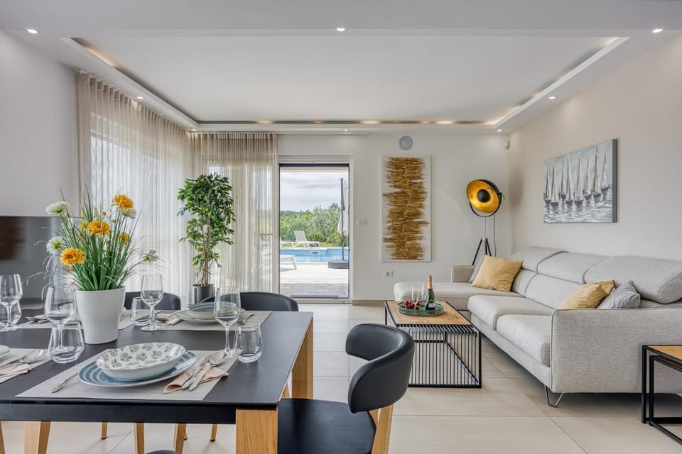Living room, Dining area