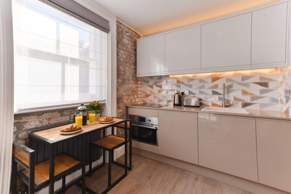 West Hampstead area, 5 minute walk to tube station Apartment in London Borough of Camden