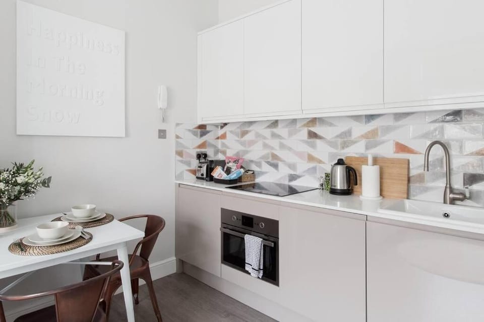 Decompress at a Serene Studio in Classic Townhouse Apartment in London Borough of Camden
