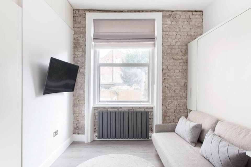 Decompress at a Serene Studio in Classic Townhouse Apartment in London Borough of Camden