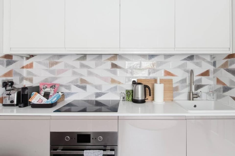 Decompress at a Serene Studio in Classic Townhouse Apartment in London Borough of Camden