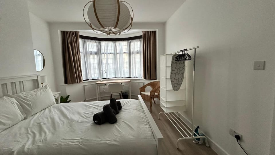 Spacious 3 Guests Ensuite Room,Piccadilly Line,Fast Access Central London 1 Apartment in London