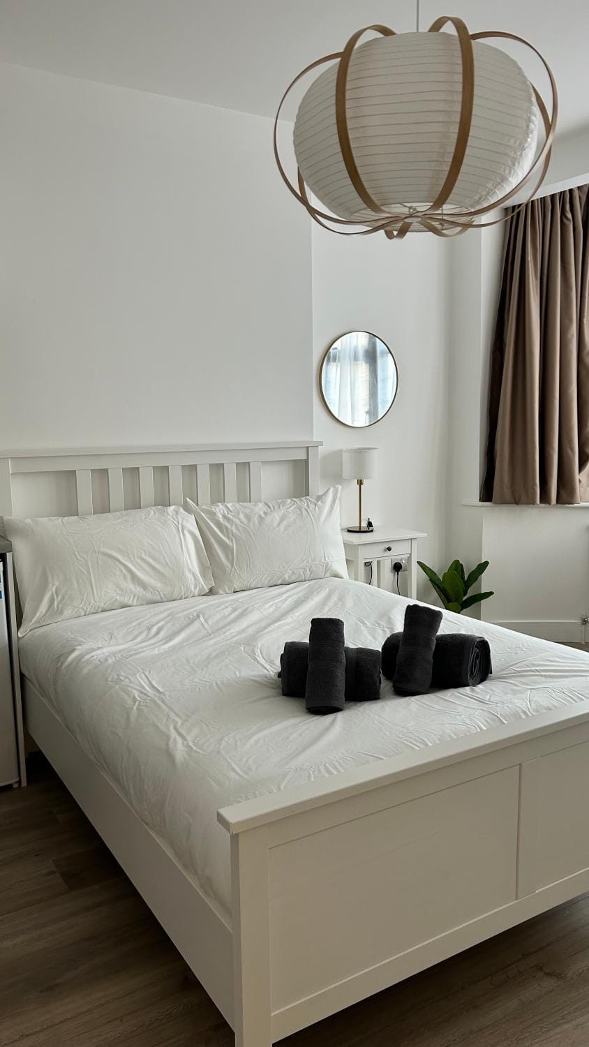 Spacious 3 Guests Ensuite Room,Piccadilly Line,Fast Access Central London 1 Apartment in London
