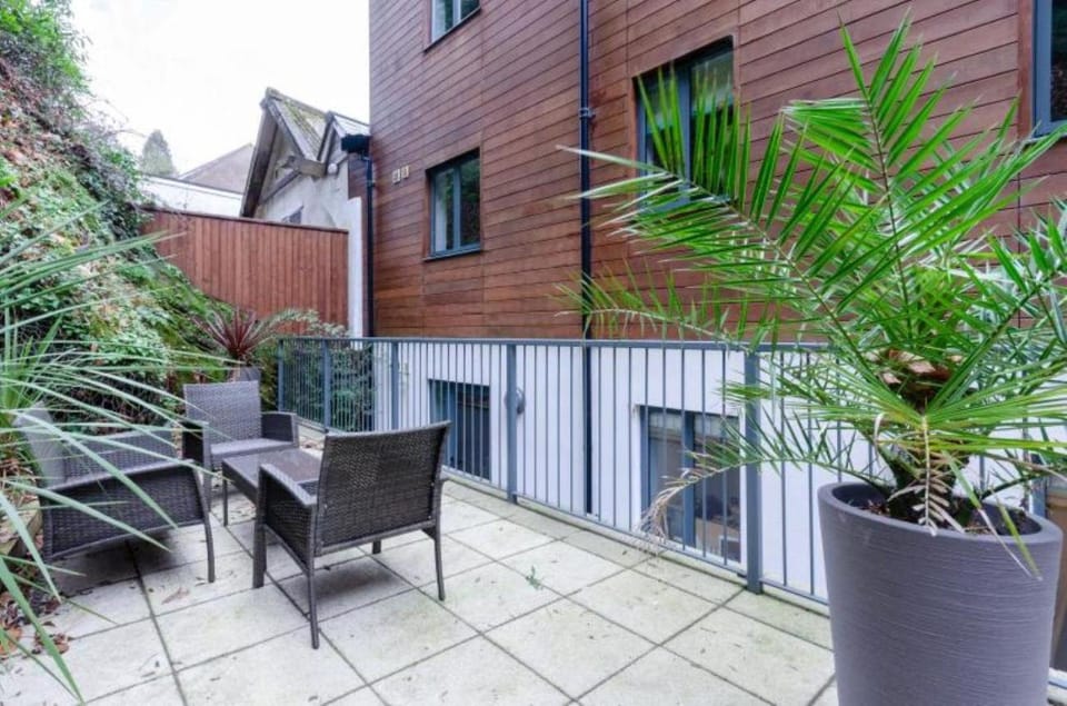 Property building, Patio, Day, Garden, Balcony/Terrace, Garden view