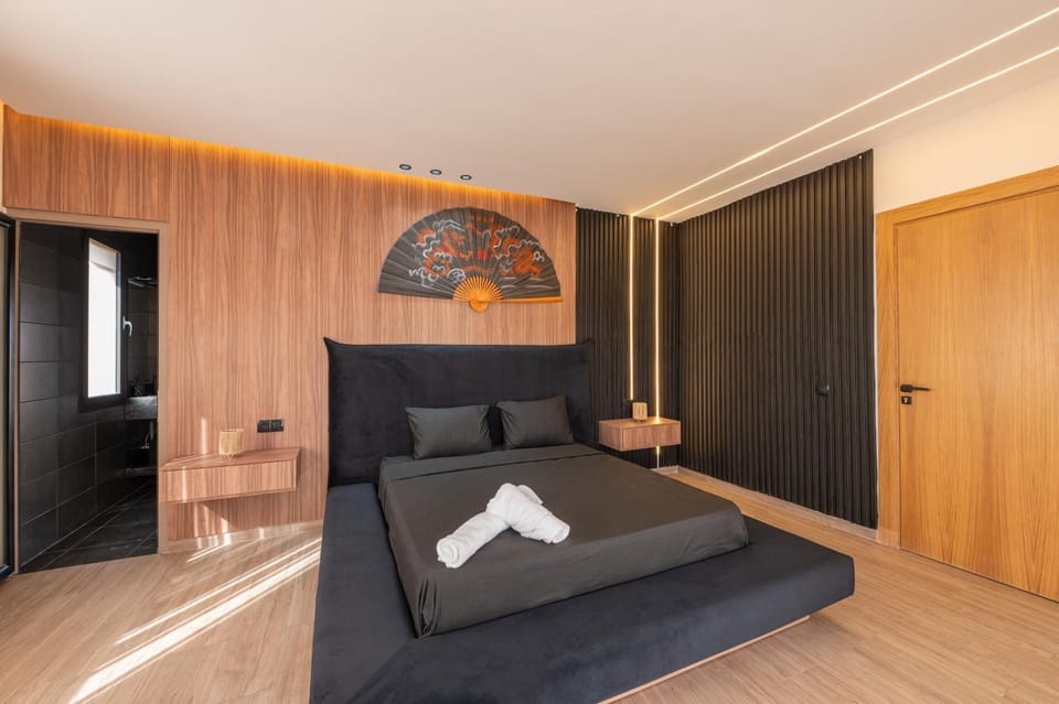 Bed, Living room, Photo of the whole room, Seating area, Bedroom, towels, wardrobe
