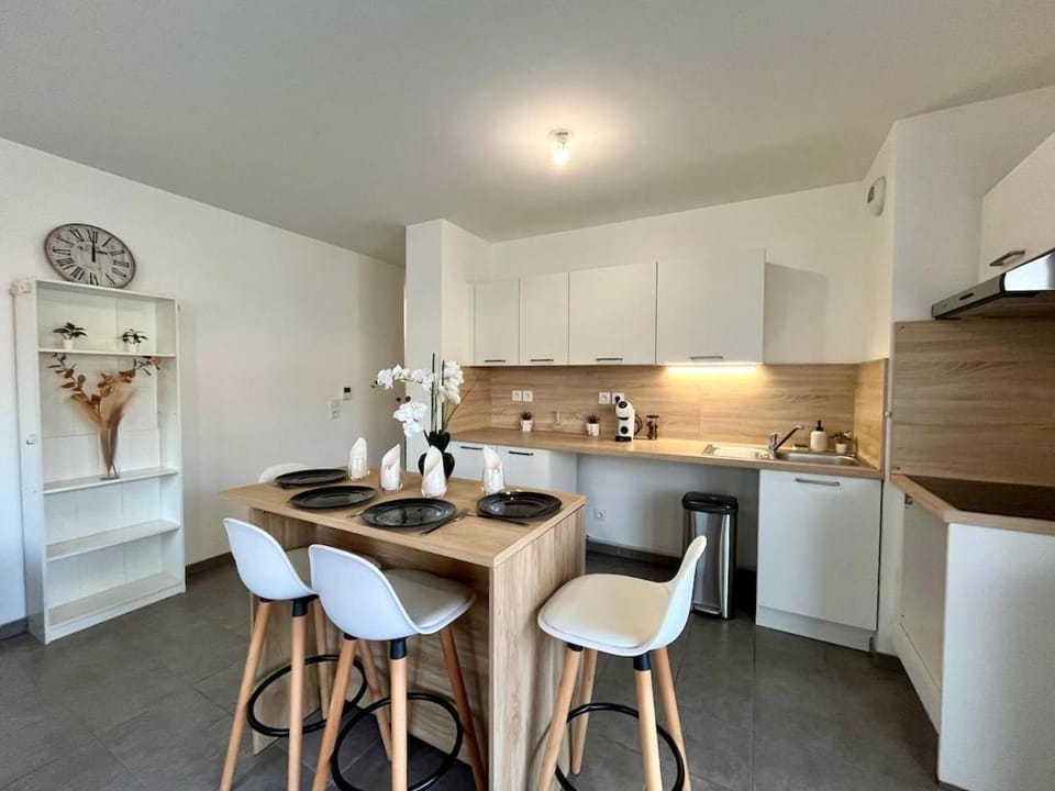 Coffee/tea facilities, Dining area, heating, stove, kitchen