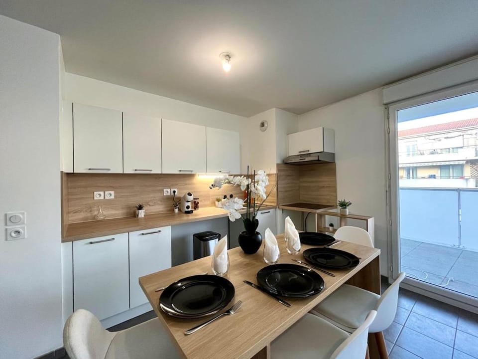 Coffee/tea facilities, Dining area, heating, stove, kitchen