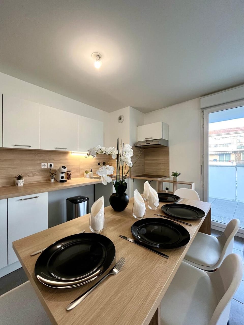 Coffee/tea facilities, Dining area, heating, stove, kitchen