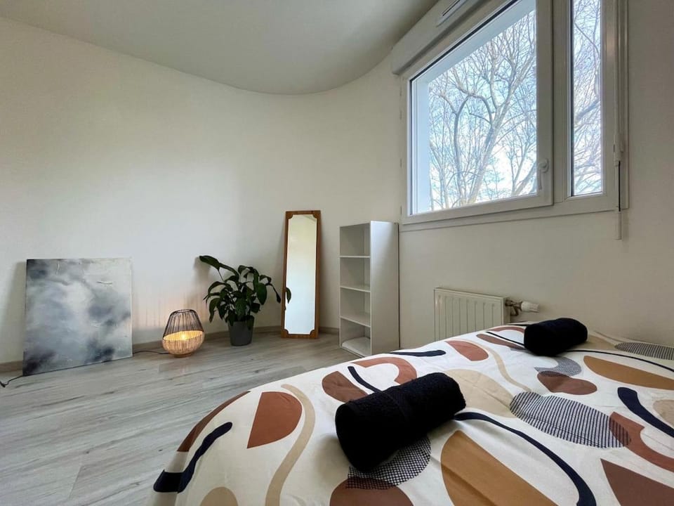 Bed, Photo of the whole room, Bedroom, heating, towels