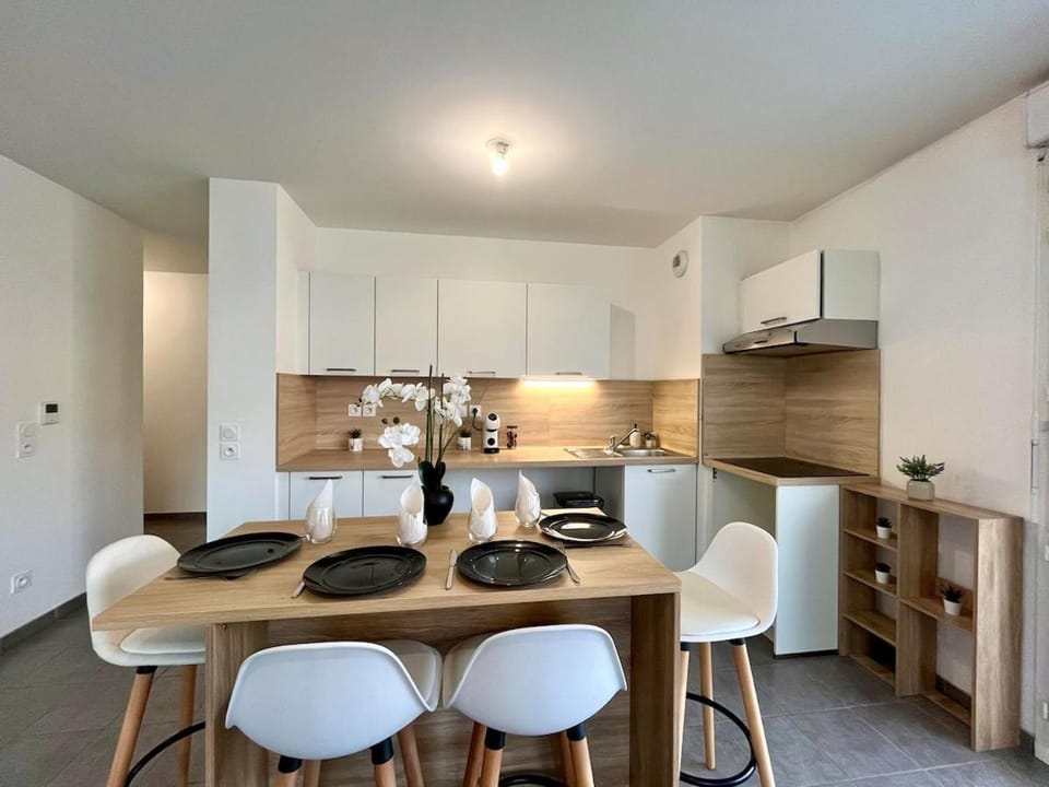 Coffee/tea facilities, Dining area, heating, stove, kitchen